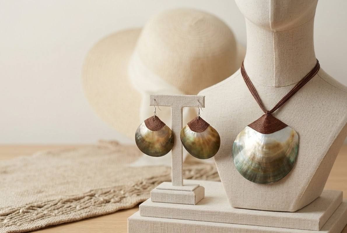 Orecchini e collana in madreperla con cappelli di paglia